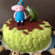 O bolo do George com o dinossauro da Luana Davidsohn