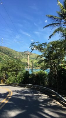 rua de ilhabela com vista para o mar