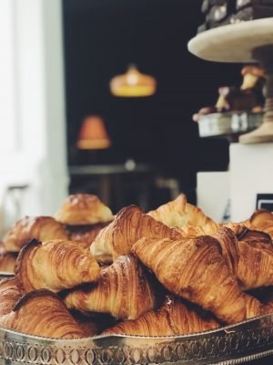prato com croissants