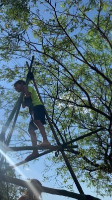menino brincando na natureza