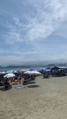 praia lotada