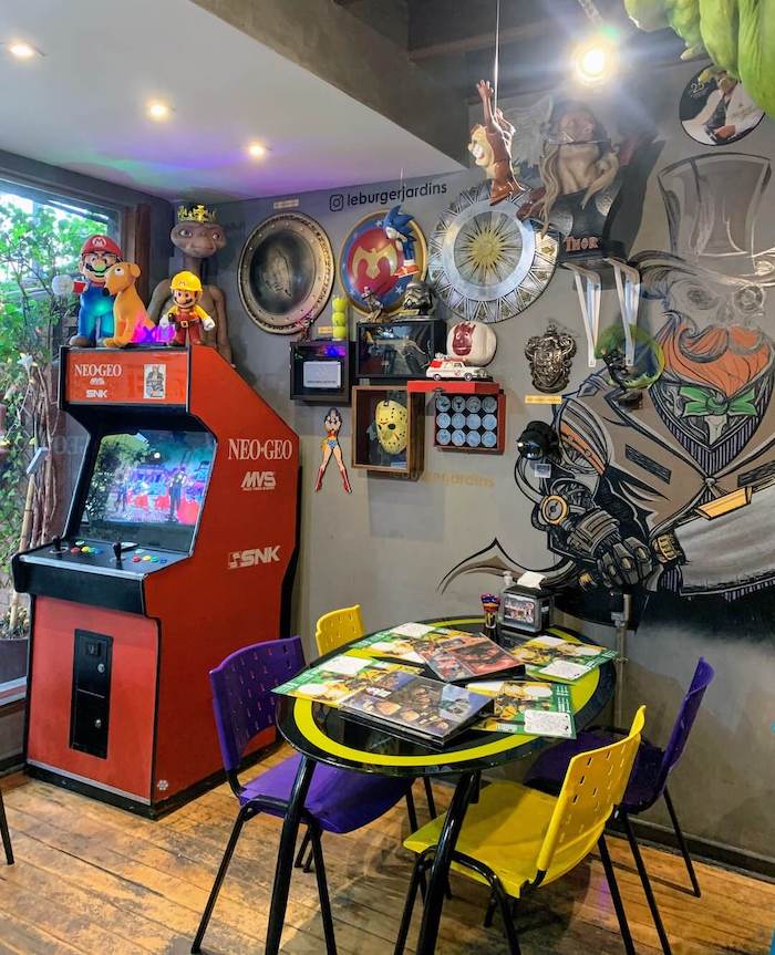 Conheça a L.E. Burger, hamburgueria geek em SP com coleção de brinquedos e  super-heróis - 14/02/2022 - Restaurantes - Guia Folha