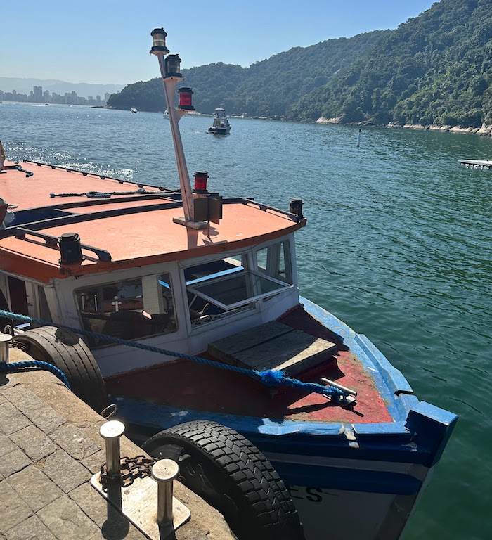 barco que chega na Ilha das Palmas