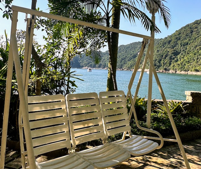 banco com 3 lugares na beira do mar na ilha das palmas