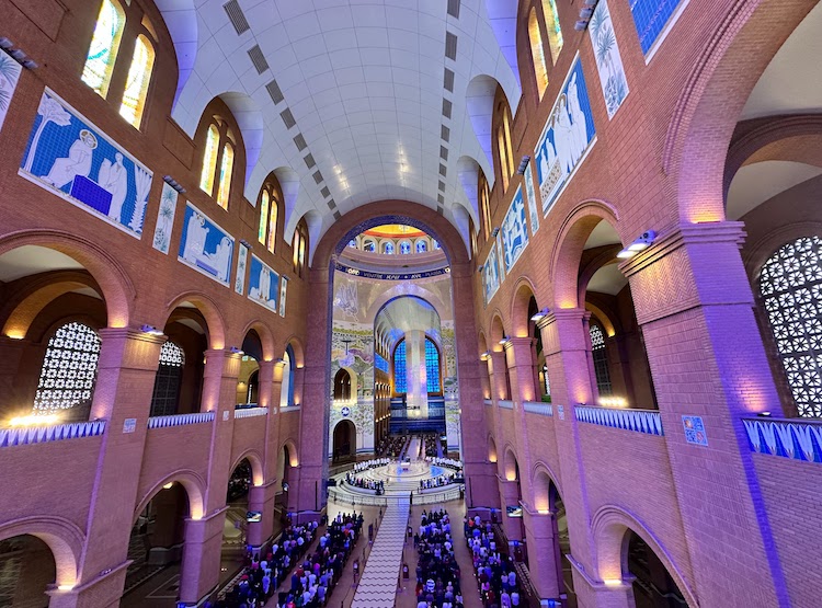 Altar central da basílica de nossa senhora aparecida