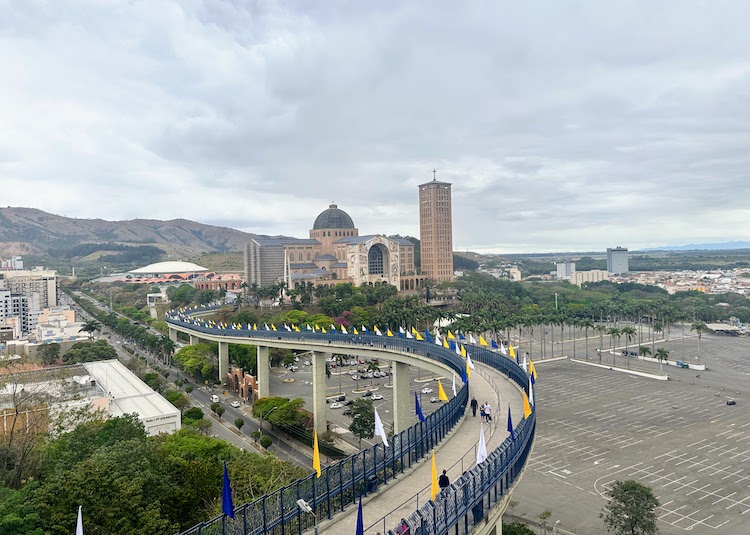 Basilica Nossa Senhora Aparecida e Passarela da Fé_Vista da Galeria Recreio